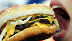 Junk Food wie Burger oder Pommes birgt gesundheitliche Risiken. Foto: picture alliance / dpa