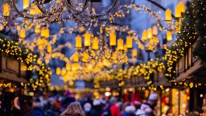In den letzten beiden Jahren mussten Weihnachtsmärkte in vielen Städten abgesagt werden. 2022 finden die meisten wieder statt. Foto: dpa/Rolf Vennenbernd