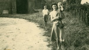 Irmgard-Elisabeth Poggendorf mit Tochter Sabine im Jahr 1957. Foto: StN