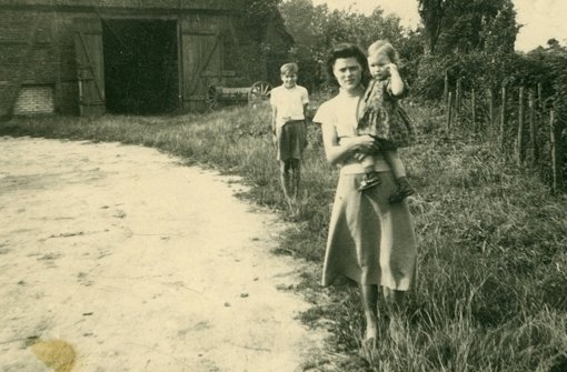 Irmgard-Elisabeth Poggendorf mit Tochter Sabine im Jahr 1957. Foto: StN