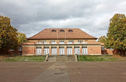 Die Festhalle Feuerbach wurde  1911/1912 nach den Plänen von Paul Bonatz  und Eugen Scholer erbaut.  Der Festplatz dient den Schülern der umliegenden Gymnasien auch als Pausenhof und als Schulsportgelände. Foto: Georg Friedel