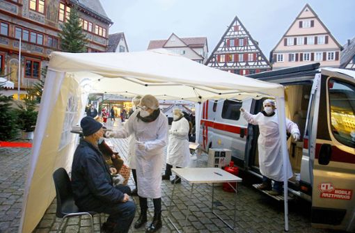 Das Rote Kreuz im Kreis Tübingen organisiert die Tests auf dem Marktplatz. Notärztin Lisa Federle (links im Bild) hat die Idee in Tübingen umgesetzt, jetzt wird  sie aufs ganze Land übertragen. Foto: Horst Haas