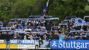 Die Fans der Stuttgarter Kickers auf Auswärtsfahrt – bald wieder in der Regionalliga? Foto: Pressefoto Baumann