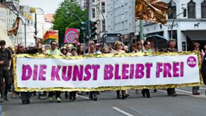 Künstler und Kulturschaffende demonstrieren unter dem Motto „Europa der Vielen –  Kunstfreiheit in Gefahr“ in Berlin. Foto: dpa/Annette Riedl