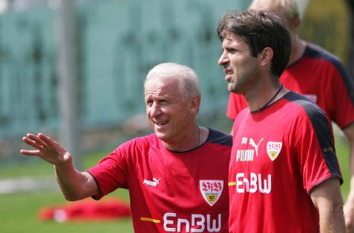 Giovanni Trapattoni (links, mit Zvonimir Soldo) feiert an diesem Sonntag seinen 80. Geburtstag. Von Juli 2005 bis Februar 2006 stand er kurzzeitig auch beim VfB Stuttgart an der Seitenlinie – und sorgte mit seinen Anweisungen oftmals für fragende Blicke. Foto: AP