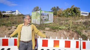 Christoph Kaiser will ein großes Wohnhaus verhindern: „Der Bauklotz passt überhaupt nicht in die Siedlung“ Foto: factum/Simon Granville