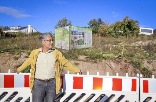 Christoph Kaiser will ein großes Wohnhaus verhindern: „Der Bauklotz passt überhaupt nicht in die Siedlung“ Foto: factum/Simon Granville