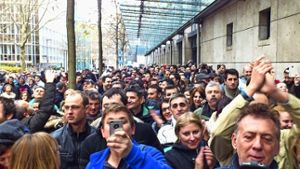 Hunderte warten vor dem Wahllokal in Stuttgart Foto: Fotoagentur Stuttgart