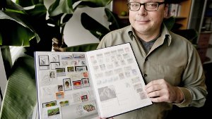 Johannes Feifel zeigt Briefmarken, die einen Bezug zu Stuttgart haben. Foto: Leif Piechowski