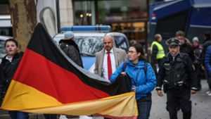 Stefan Räpple (rote Krawatte) bei seiner Kundgebung am Samstag in Stuttgart Foto: Lichtgut/Julian Rettig