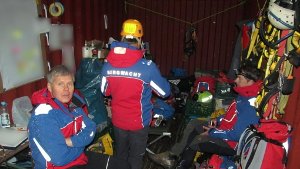 Ohne Komplikationen hat das Rettungsteam mit Johann Westhauser in einer Trage am Samstag die erste Etappe geschafft. Foto: BARVARIAN RED CROSS