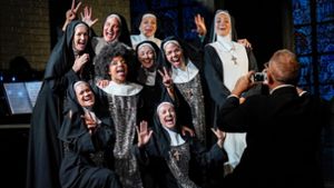Der  erfolgreiche Nonnenchor mit Hilfsschwester Cäcilia (Tamara Wörner) in der Mitte Foto: /Tobias Metz