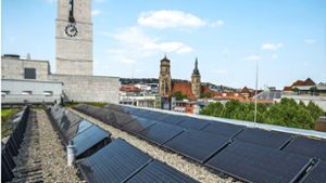 Fotovoltaik von den Stadtwerken  (hier  auf dem Rathaus) soll es  häufiger geben. Foto: Lg/Piechowski