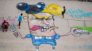 Ein Graffiti zeigt den republikanischen US-Präsidentschaftsbewerber Donald Trump im Flussbett des Rio Grande. Ein Streetart-Künstler sprayte die neun Meter große Karikatur an die Wand des zubetonierten Kanals an der Grenze zwischen Mexiko und den USA in der Stadt Ciudad Juarez. Foto: Sonia Aguilar