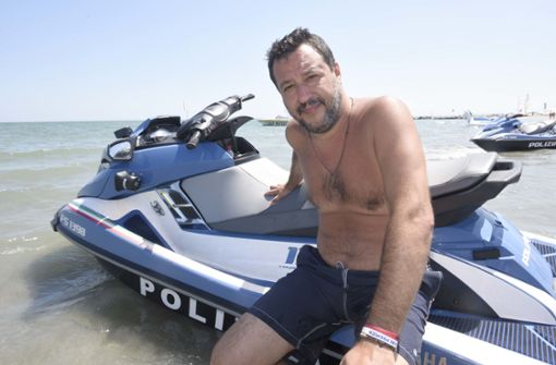 Matteo Salvini sitzt während seines Urlaubs vor wenigen Tagen in Milano Marittima auf einem Polizei Jetski. Foto: dpa