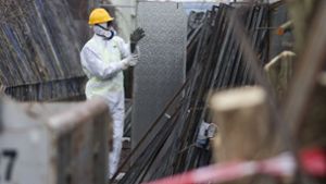 Es tut sich etwas an der Fuchshofstraße: Besonders geschützte Arbeiter haben mit dem  Abriss  der asbestbelasteten Treibhäuser begonnen. Foto: factum/Granville