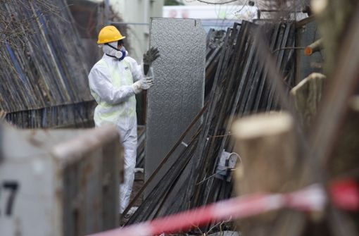 Es tut sich etwas an der Fuchshofstraße: Besonders geschützte Arbeiter haben mit dem  Abriss  der asbestbelasteten Treibhäuser begonnen. Foto: factum/Granville