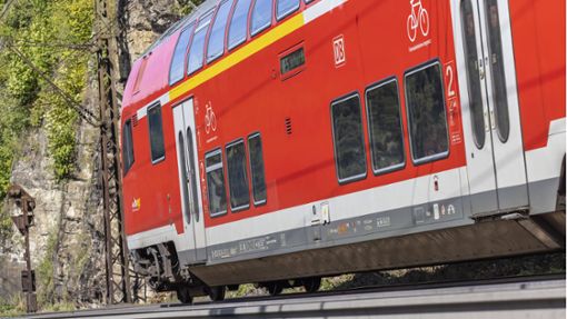 Die Züge der Linie 6 zwischen Stuttgart und Tübingen entfallen in der Zeit ohne Ersatz. Foto: /IMAGO/Arnulf Hettrich