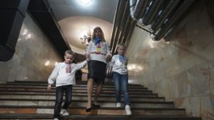 Ukrainischer Alltag unter russischer Bedrohung: Eine Erzieherin führt Kinder in einen Charkiwer U-Bahn-Schacht. Dort befindet sich ihr Kindergarten. Foto: dpa/Andrii Marienko