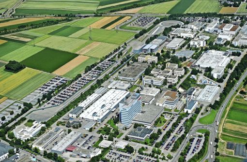 Direkt  neben der Bosch-Niederlassung in Schwieberdingen mit 7000 Mitarbeitern (rechts im Bild) will  Porsche bauen. Foto: Kuhnle