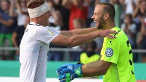 Pokal-Helden unter sich: Ulms Keeper Christian Ortag (re.) und Verteidiger Michael Schindele. Foto: Getty