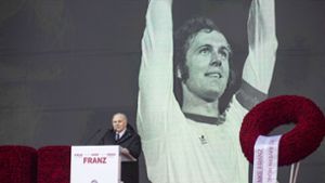 Sichtbar ergriffen: FC-Bayern-Ehrenpräsident Uli Hoeneß bei der Kondolenzrede für seinen verstorbenen Freund Franz Beckenbauer in der Allianz-Arena. Foto: //Theo Klein