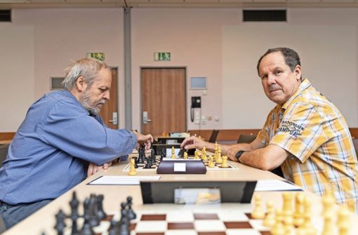 In drei Stunden waren die 120 Tische aufgebaut: Schachclub-Präsident Mario Born (rechts) und Pressewart Hans-Peter Remmler an einem der Spieltische Foto: Eibner//Alessandro Marcigliano