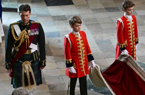 Jonathan Thompson (links) war während der gesamten Zeremonie in der Nähe des Königs – hier steht er beim Einzug neben Prinz George. Foto: AFP/MARK LARGE
