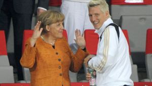 Da war er noch ein Lausbub: Bastian Schweinsteiger mit der Kanzlerin bei der EM 2012. Foto: dpa/Achim Scheidemann