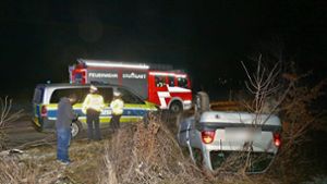 Unfall wegen Glatteis - Renault Twingo überschlägt sich