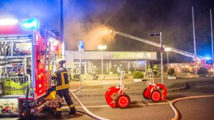 Warum es in der Nacht auf Samstag im Hallenbad Sonnenberg in Möhringen gebrannt hat, ist noch unklar. Foto: www.7aktuell.de | Simon Adomat