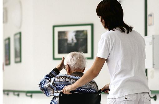 In der Altenpflege werden dringend Fachkräfte gesucht. Foto: dpa