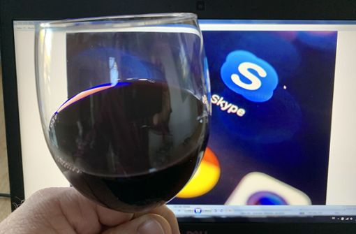 Der Wein ist schon mal im Glas – jetzt nur noch flott ins Netz Foto: Decksmann