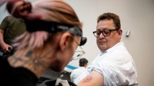 Bei einer Aktion der Organisation «Junge Helden» lässt sich Stefan Schwartze (SPD), Patientenbeauftragter der Bundesregierung, ein Organspende-Tattoo stechen. Foto: dpa/Fabian Sommer