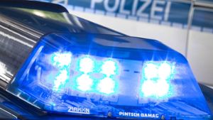 Polizeibeamte in Stuttgart-Bad Cannstatt wurden von mehr als 20 gewaltbereiten Schlachtenbummlern angegriffen. Foto: dpa