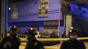 Die Polizei vor dem Nachtclub Foto: AFP/LUKA GONZALES