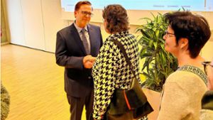Der neue Köngener Bürgermeister Ronald Scholz hat nach seiner Wahl viele Hände zu schütteln. Foto: /Kerstin Dannath