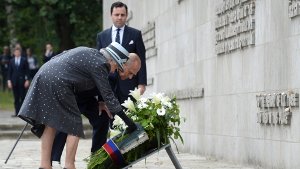 Zum Schluss ihres Deutschlandsbesuchs haben Königin Elizabeth II. und Prinz Philip in der KZ-Gedenkstätte Bergen-Belsen an der Inschriftenwand einen Kranz niedergelegt.  Foto: dpa pool