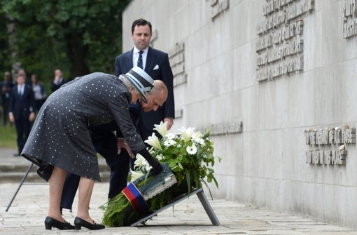 Zum Schluss ihres Deutschlandsbesuchs haben Königin Elizabeth II. und Prinz Philip in der KZ-Gedenkstätte Bergen-Belsen an der Inschriftenwand einen Kranz niedergelegt.  Foto: dpa pool