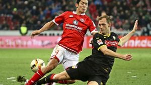 VfB-Verteidiger Georg Niedermeier (re., gegen den Mainzer Muto) Foto: dpa