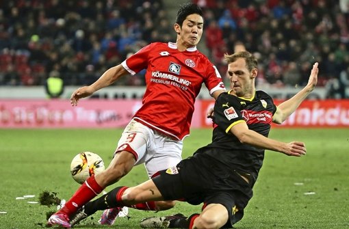 VfB-Verteidiger Georg Niedermeier (re., gegen den Mainzer Muto) Foto: dpa