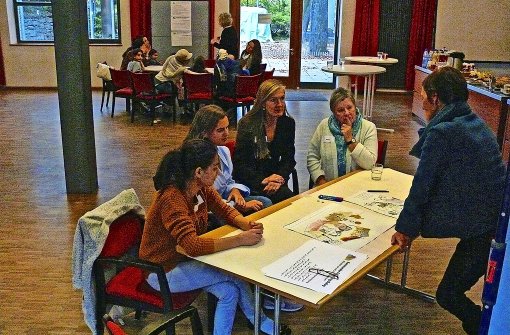 Pegah, Olivia, Veronika Kienzle, Heide und Hannelore Ohle (von links) haben im Generationenhaus über die Lage von geflüchteten Frauen diskutiert. Foto: Petra Mostbacher-Dix