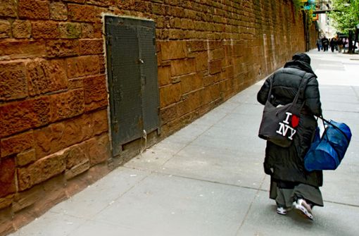 Einseitige Liebe: Obdachlose mit Tasche „I Love New York Foto: dpa/Arno Burgi