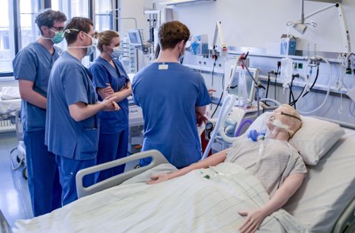 Krankenhausärzte werden im Universitätsklinikum Hamburg-Eppendorf in die Bedienung eines Beatmungsgerätes eingewiesen. Foto: dpa/Axel Heimken