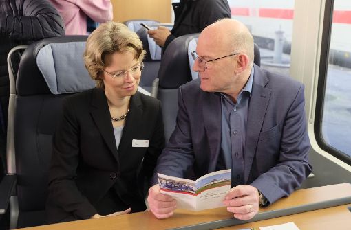 Bahn-Managerin Birgit Bohle und Verkehrsminister Winfried Hermann bei der Probefahrt. Foto: 7aktuell.de/Fank Herlinger