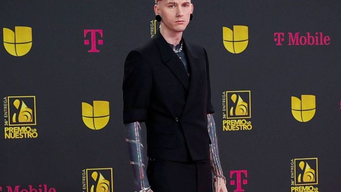 Machine Gun Kelly zeigt sich mit Blackout-Tattoo auf dem roten Teppich