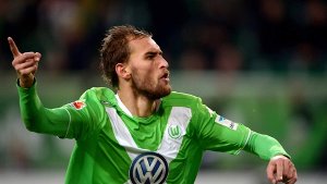 Wolfsburgs Bas Dost bejubelt seinen Treffer zum 2:1 gegen Hertha BSC. Foto: dpa