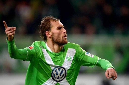 Wolfsburgs Bas Dost bejubelt seinen Treffer zum 2:1 gegen Hertha BSC. Foto: dpa