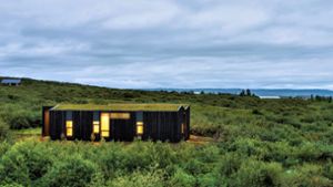 Bettet sich achtsam in die Landschaft: Wohnhaus im Südwesten von  Island,  bei dem die für den Bau abgetragene Vegetation auf dem Dach weiterwachsen darf. Foto: Rafael Pinho/Edition Detail