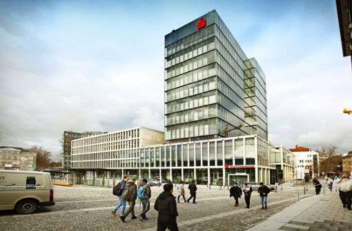 Die Kreissparkasse, im Bild der Göppinger Stammsitz am Bahnhofsvorplatz, will bis zum Jahr 2023 rund zehn Millionen Euro einsparen. Foto: /Horst Rudel